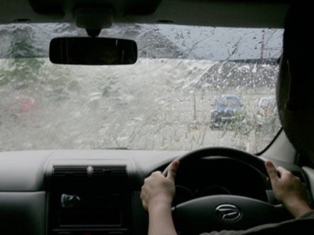 Tips Aman Berkendara Di Musim Hujan